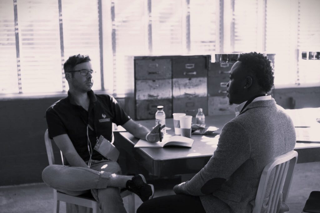 Líder fortalecendo a cultura de confiança durante uma conversa transparente com sua equipe.