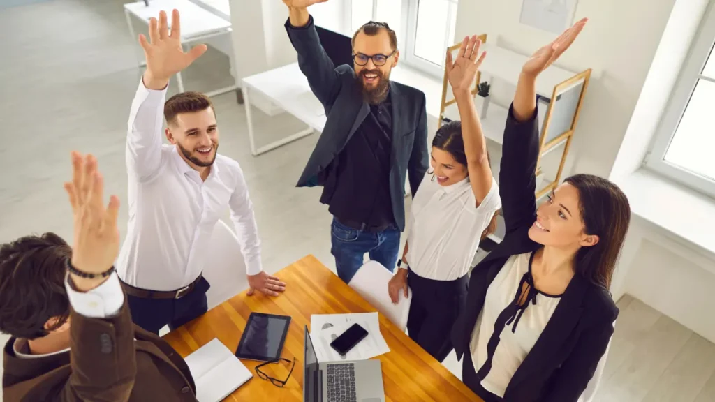 24627409-lideranca-sobre-equipe-membros-ponteiro-para-negocios-uma-grande-mao-mostra-uma-dedo-dentro-a-direcao-e-o-negocio-pessoas-correr-a-lider-com-a-bandeira-vai-conduzir-para-a-meta-ilustracao-conceito-vetor