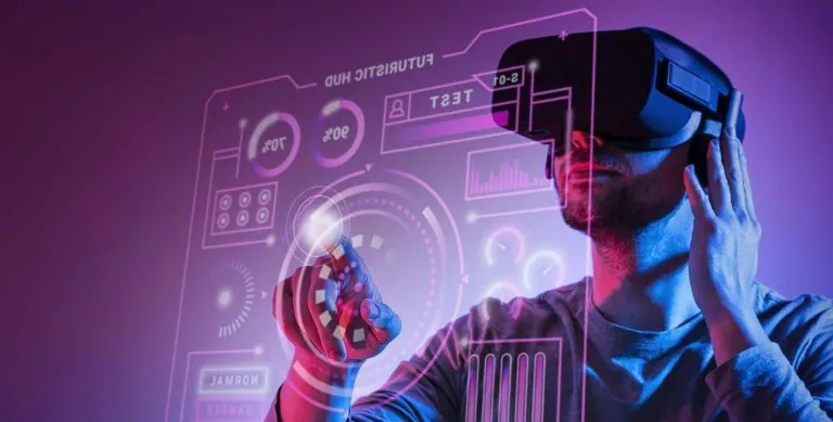 homem com óculos VR usando tecnologia imersiva