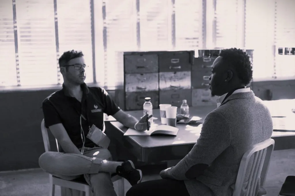 Líder fortalecendo a cultura de confiança durante uma conversa transparente com sua equipe.